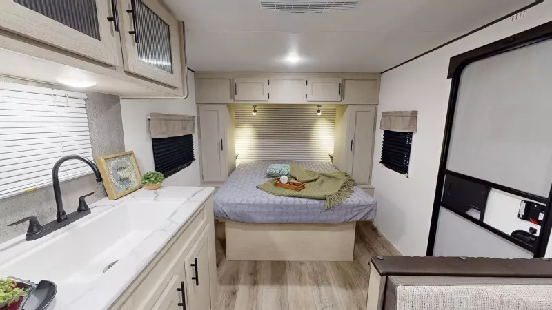 Shasta I-5 Edition & Compact Main Room